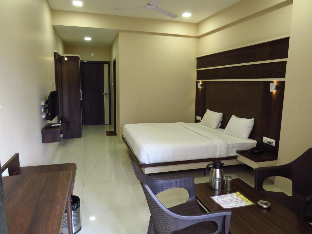 City Palace Resort Lonavala Buitenkant foto