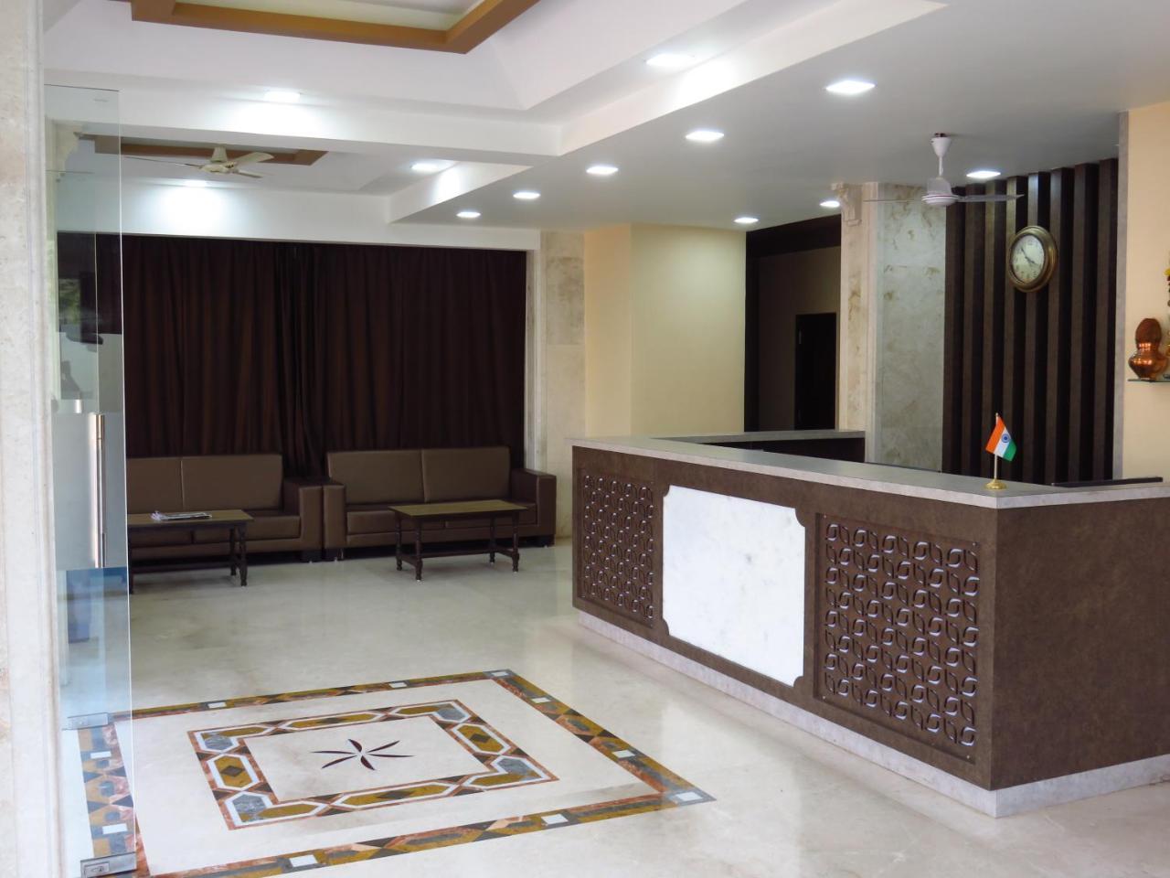 City Palace Resort Lonavala Buitenkant foto