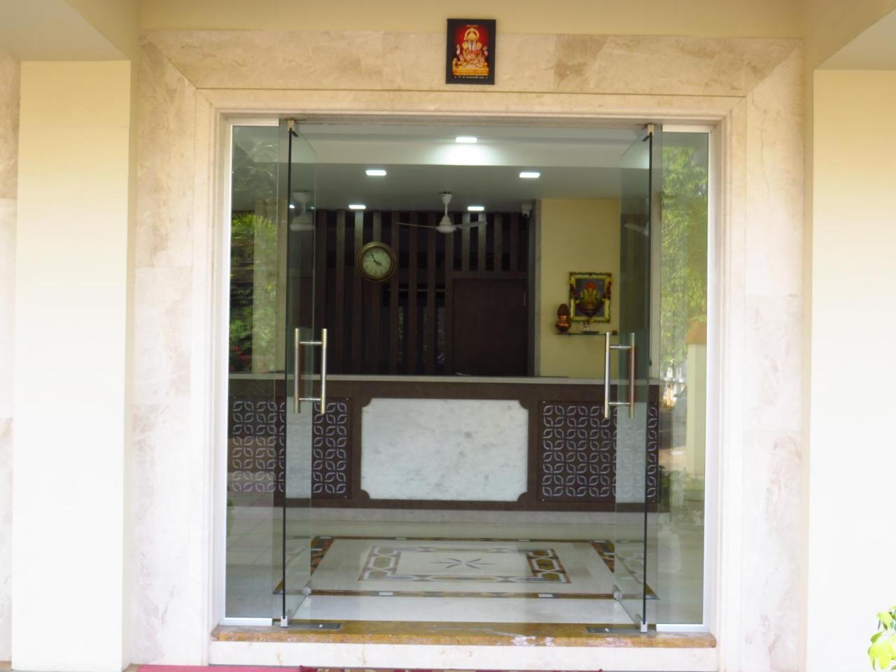 City Palace Resort Lonavala Buitenkant foto