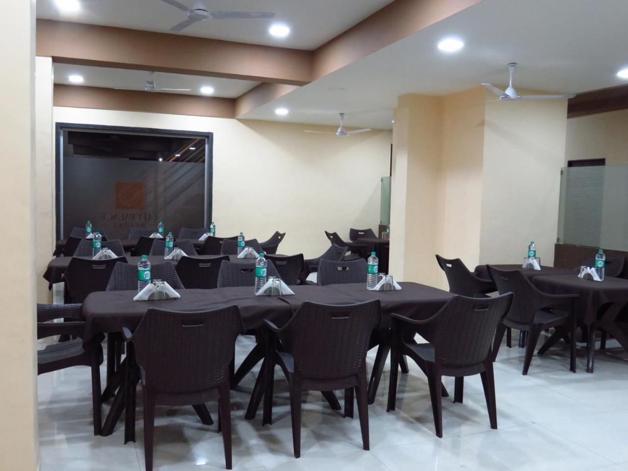 City Palace Resort Lonavala Buitenkant foto