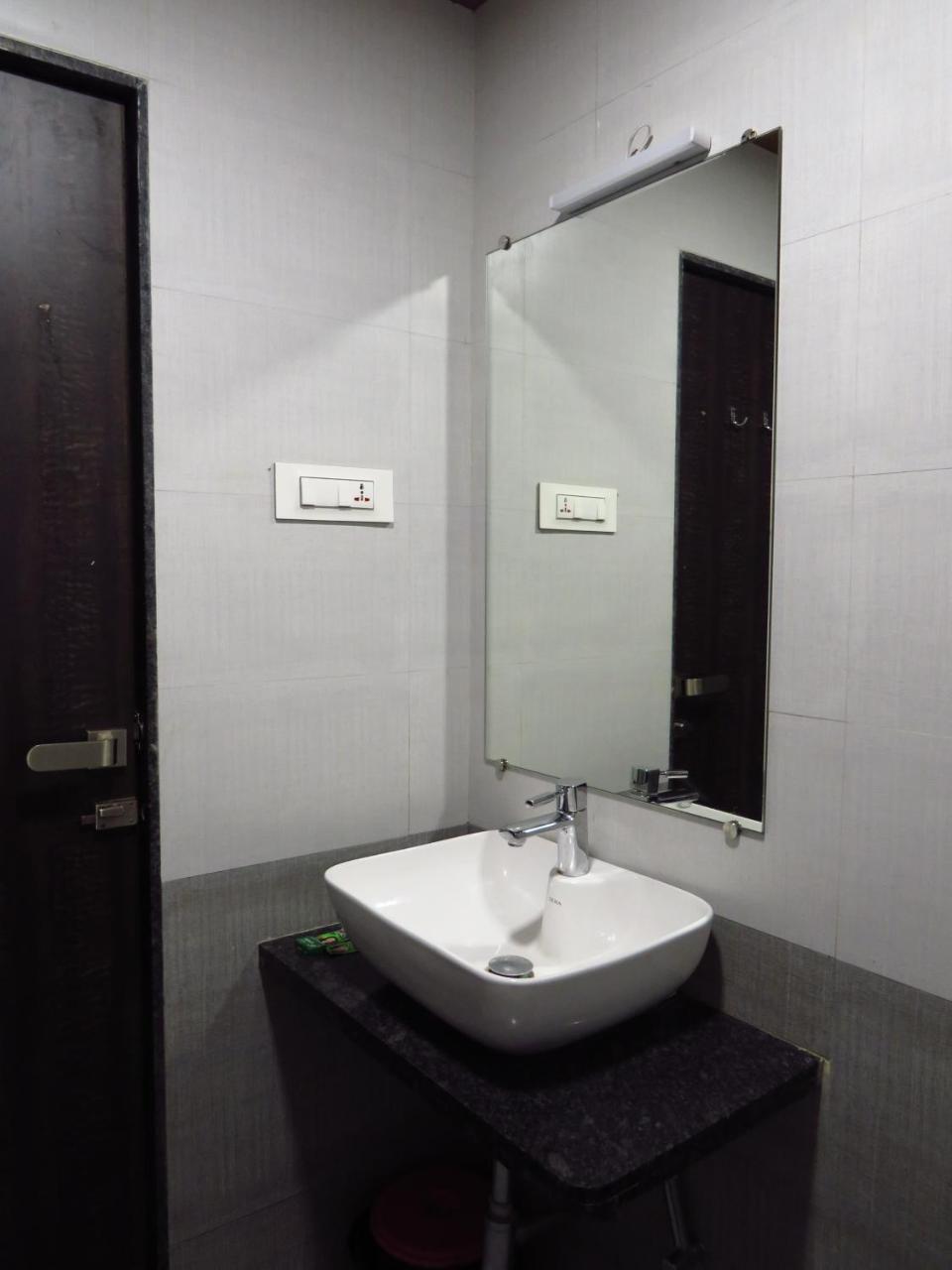 City Palace Resort Lonavala Buitenkant foto
