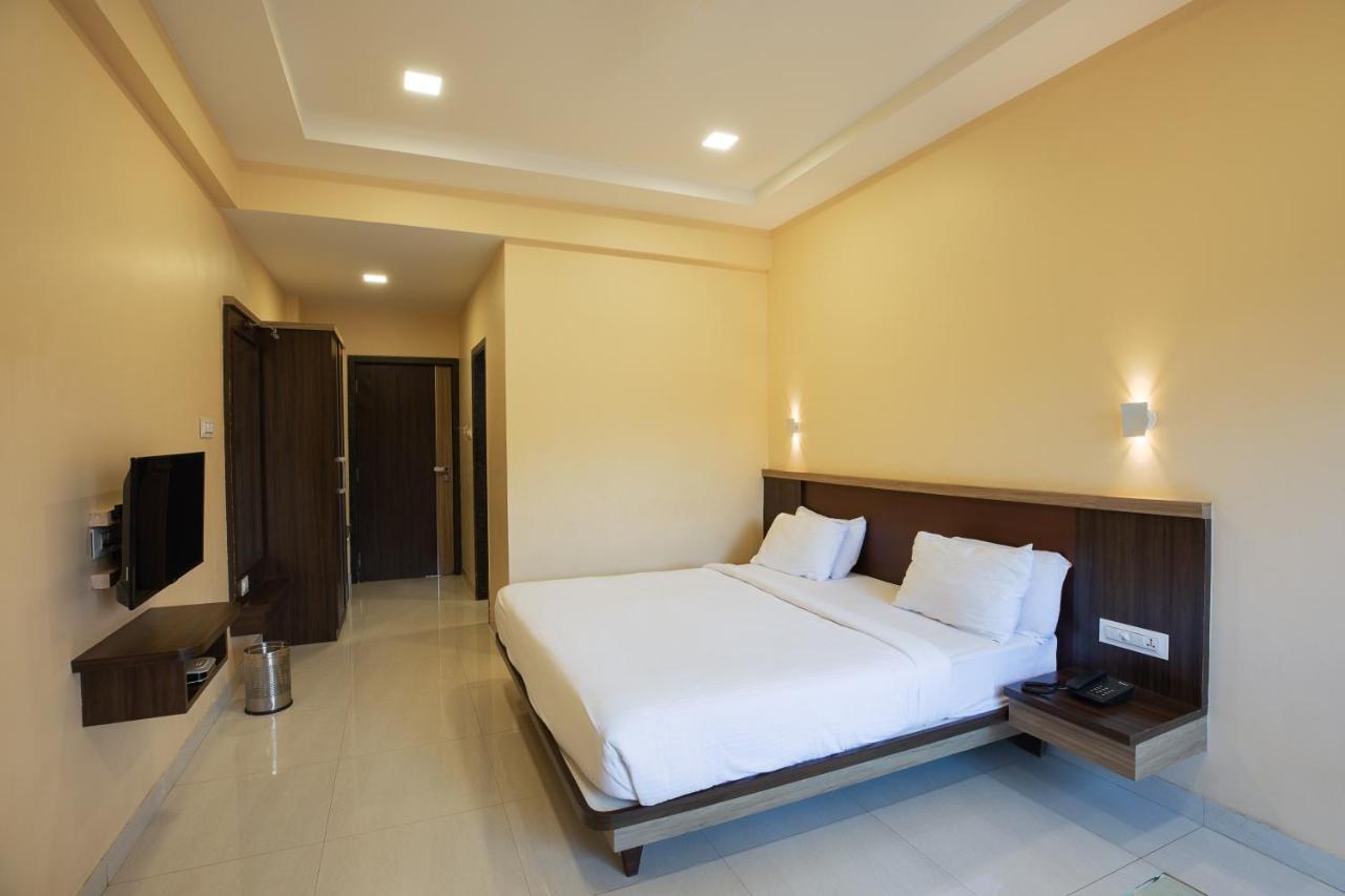 City Palace Resort Lonavala Buitenkant foto